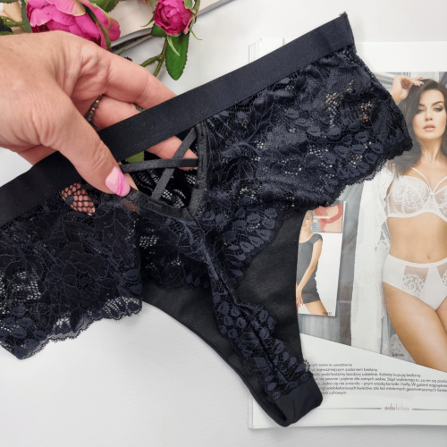 Stringi-koronkowe-wysoki-stan-z-imitacja-przewiazania-plus-size-Lavita-czarny-2 (1).png
