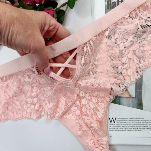 Stringi-koronkowe-wysoki-stan-z-imitacja-przewiazania-plus-size-Lavita-pudrowy-roz-4.png