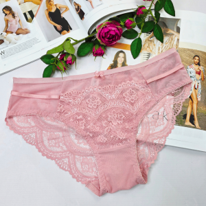 Majtki koronkowe z ozdobnymi paseczkami BIANKA pudrowy róż