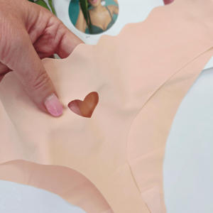 Stringi bezszwowe laserowo cięte z serduszkiem CARMEN pudrowy róż