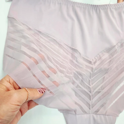 Majtki laserowo cięte z siateczką plus size wysoki stan Odette pudrowy 3