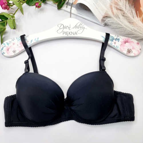 Biustonosz-gladki-Finezja-double-push-up-czarny-2 (3).png